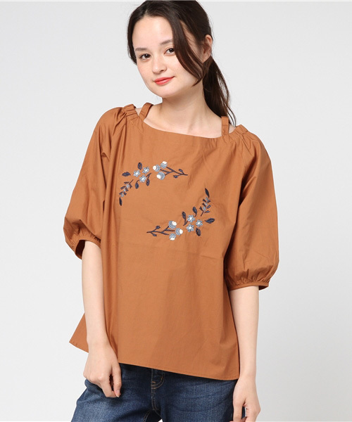 POU DOU DOU（プードゥドゥ）の「オフショルダーフロント刺繍半袖ブラウス（シャツ/ブラウス・レディース・オフホワイト/ピンク/キャメル/ブルー・3）」の3枚目の写真