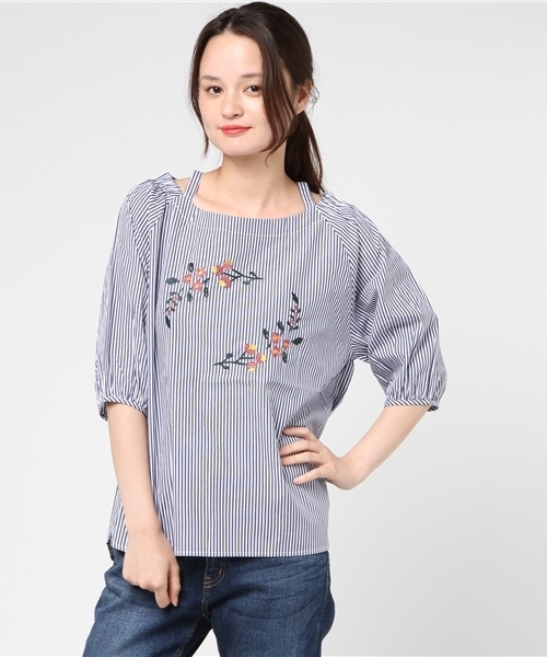 POU DOU DOU（プードゥドゥ）の「オフショルダーフロント刺繍半袖ブラウス（シャツ/ブラウス・レディース・オフホワイト/ピンク/キャメル/ブルー・3）」の2枚目の写真