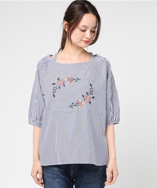 POU DOU DOU（プードゥドゥ）の「オフショルダーフロント刺繍半袖ブラウス（シャツ/ブラウス・レディース・オフホワイト/ピンク/キャメル/ブルー・3）」の6枚目の写真