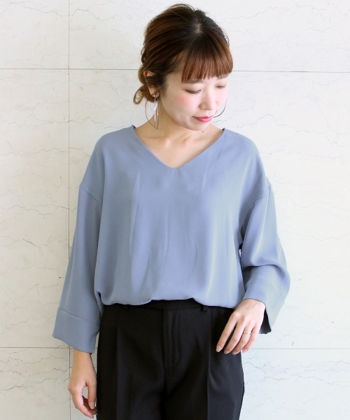 le.coeur blanc（ルクールブラン）の「Vネックワイドスリーブコクーンブラウス（シャツ/ブラウス・レディース・オフホワイト/サックスブルー/ピンク/ダークグレー・FREE）」の3枚目の写真