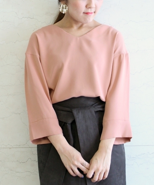 le.coeur blanc（ルクールブラン）の「Vネックワイドスリーブコクーンブラウス（シャツ/ブラウス・レディース・オフホワイト/サックスブルー/ピンク/ダークグレー・FREE）」の4枚目の写真