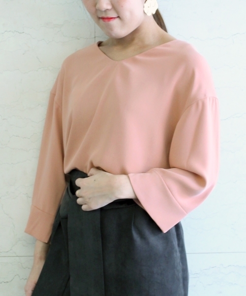 le.coeur blanc（ルクールブラン）の「Vネックワイドスリーブコクーンブラウス（シャツ/ブラウス・レディース・オフホワイト/サックスブルー/ピンク/ダークグレー・FREE）」の15枚目の写真