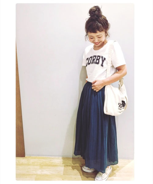 earth music&ecology(アースミュージックアンドエコロジー)の「BIGロゴTシャツ ●(Tシャツ/カットソー・レディース・ブラック/ダークグリーン/ネイビー/オフホワイト/ライトベージュ/テラコッタ・FREE)」の2枚目の写真