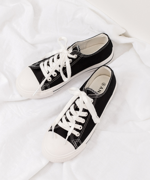 WEGO（ウィゴー）の「WEGO/キャンバスローカットスニーカー（スニーカー・レディース・ブラック/ブラウン/パープル/レッド/ピンク/ホワイト/ブラック系その他/その他1/グレー/ベージュ/その他2/レッド系その他/パープル系その他/カーキ・LARGE/SMALL/MEDIUM）」の3枚目の写真