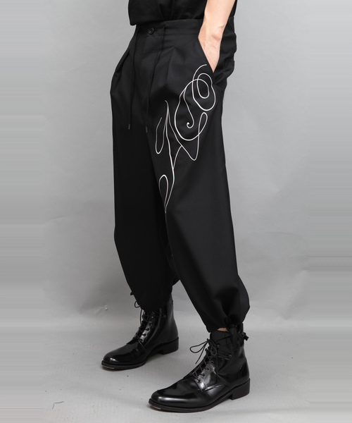 ato(アトウ)の「DRAW CODE WIDE PRINT PANTS(その他パンツ・メンズ・ブラック×ホワイト・44/46/48)」の2枚目の写真