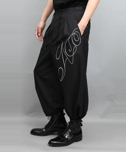 ato(アトウ)の「DRAW CODE WIDE PRINT PANTS(その他パンツ・メンズ・ブラック×ホワイト・44/46/48)」の6枚目の写真