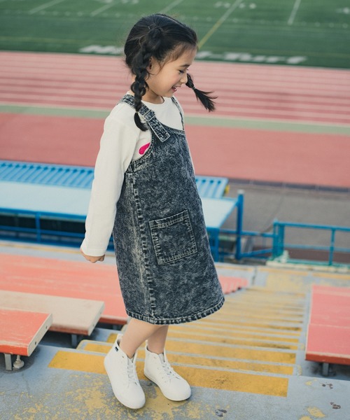 RADCHAP（ラッドチャップ）の「ケミカルデニムジャンパースカート（ジャンパースカート・キッズ・ブラック/サックスブルー・120cm/130cm/140cm/150cm/90cm/100cm/110cm）」の4枚目の写真