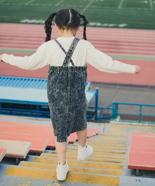 RADCHAP（ラッドチャップ）の「ケミカルデニムジャンパースカート（ジャンパースカート・キッズ・ブラック/サックスブルー・120cm/130cm/140cm/150cm/90cm/100cm/110cm）」の5枚目の写真