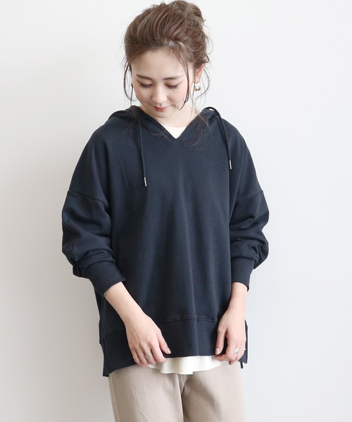 AMERICAN HOLIC（アメリカンホリック）の「Vネックフード付きBIG裏毛プルオーバー＊（Tシャツ/カットソー・レディース・チャコールグレー/カーキ/アイボリー/オフホワイト/グレー系その他・FREE）」の3枚目の写真