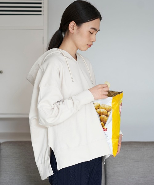 AMERICAN HOLIC（アメリカンホリック）の「Vネックフード付きBIG裏毛プルオーバー＊（Tシャツ/カットソー・レディース・チャコールグレー/カーキ/アイボリー/オフホワイト/グレー系その他・FREE）」の2枚目の写真