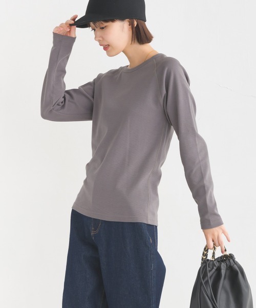 OMNES（オムネス）の「ストレッチジャガード　クルーネック長袖Tシャツ（Tシャツ/カットソー・レディース・ブラック/ホワイト/グレー/ネイビー/チャコールグレー/ベージュ/ホワイト系その他/ブラウン/ブルーグレー/ホワイト系その他2/ブラック系その他/ブルー/スモークグレー/ホワイト系その他3・SMALL/MEDIUM/LARGE/X-LARGE）」の10枚目の写真