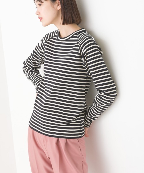 OMNES（オムネス）の「ストレッチジャガード　クルーネック長袖Tシャツ（Tシャツ/カットソー・レディース・ブラック/ホワイト/グレー/ネイビー/チャコールグレー/ベージュ/ホワイト系その他/ブラウン/ブルーグレー/ホワイト系その他2/ブラック系その他/ブルー/スモークグレー/ホワイト系その他3・SMALL/MEDIUM/LARGE/X-LARGE）」の6枚目の写真