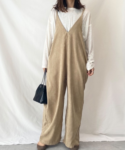 She's Closet(シーズクローゼット)の「深Vネックコーデュロイサロペット(サロペット/オーバーオール・レディース・ブラック/ブラウン/アイボリー/ベージュ・FREE)」の4枚目の写真
