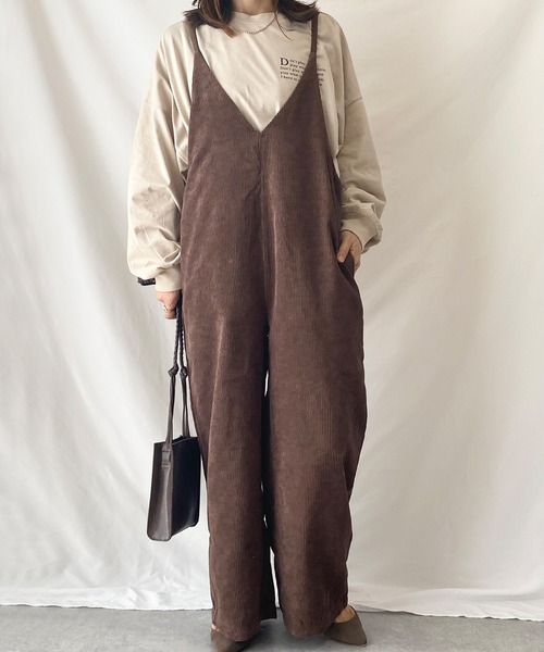She's Closet(シーズクローゼット)の「深Vネックコーデュロイサロペット(サロペット/オーバーオール・レディース・ブラック/ブラウン/アイボリー/ベージュ・FREE)」の3枚目の写真