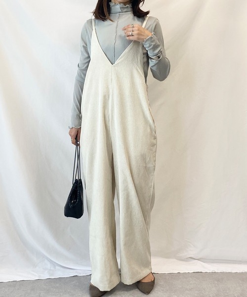 She's Closet(シーズクローゼット)の「深Vネックコーデュロイサロペット(サロペット/オーバーオール・レディース・ブラック/ブラウン/アイボリー/ベージュ・FREE)」の2枚目の写真