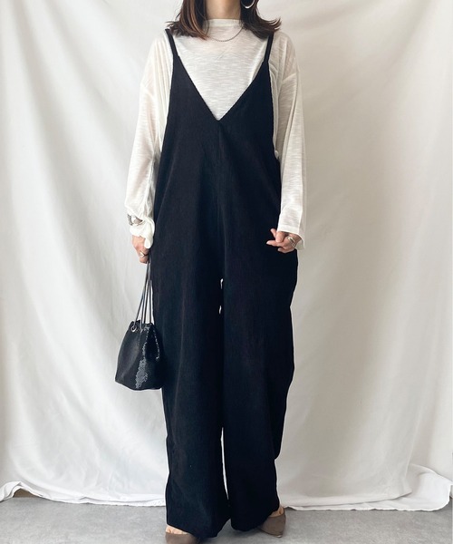 She's Closet(シーズクローゼット)の「深Vネックコーデュロイサロペット(サロペット/オーバーオール・レディース・ブラック/ブラウン/アイボリー/ベージュ・FREE)」の1枚目の写真
