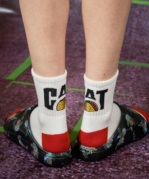 And A(アンドエー)の「AlexanderLeeChang アレキサンダーリーチャン / TACOCAT SOCKS タコキャット 配色切り替えロゴソックス / AC052106(ソックス/靴下・メンズ・ホワイト/チャコール/パープル・FREE)」の1枚目の写真