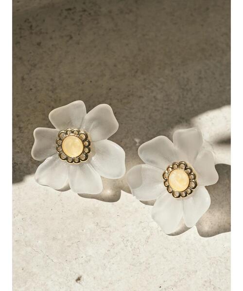 earth music&ecology（アースミュージックアンドエコロジー）の「クリアフラワーイヤリング ＊（イヤリング・レディース・ゴールド・FREE）」の2枚目の写真