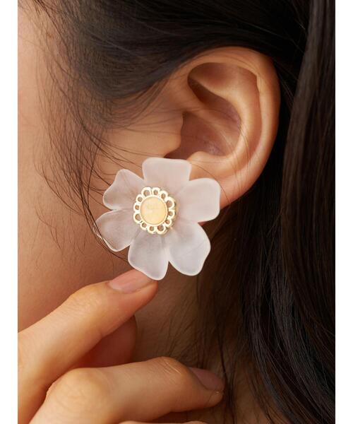 earth music&ecology（アースミュージックアンドエコロジー）の「クリアフラワーイヤリング ＊（イヤリング・レディース・ゴールド・FREE）」の3枚目の写真