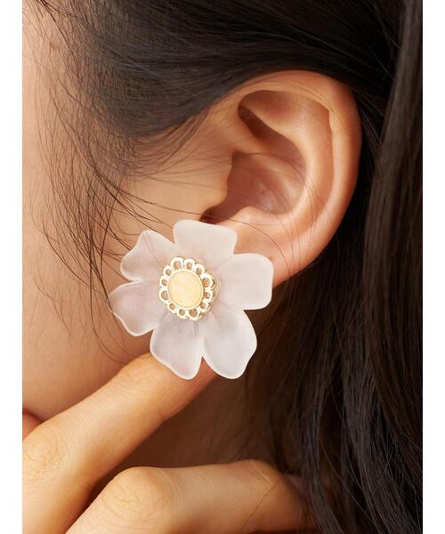 earth music&ecology（アースミュージックアンドエコロジー）の「クリアフラワーイヤリング ＊（イヤリング・レディース・ゴールド・FREE）」の4枚目の写真