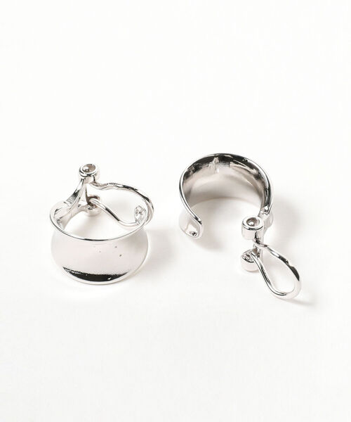 Ray BEAMS(レイビームス)の「Chalulu / ミニ フープ イヤリング(イヤリング・レディース・シルバー/ゴールド・ONE SIZE)」の4枚目の写真