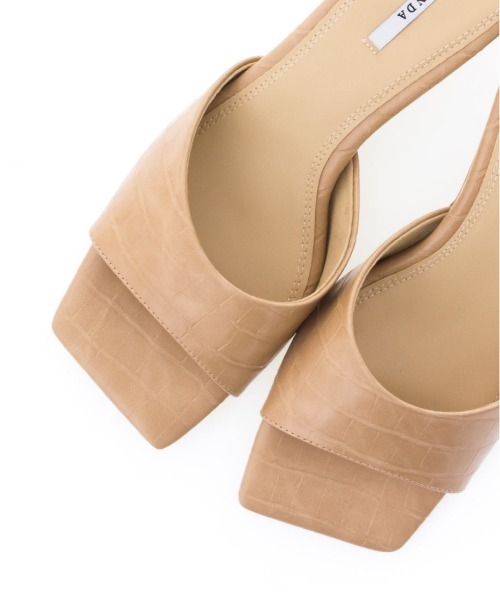 RANDA（ランダ）の「変形ヒールスクエアトゥミュールサンダル（サンダル・レディース・ベージュ/ブラック/ホワイト/ピンク/イエロー・S/M/L/LL）」の7枚目の写真