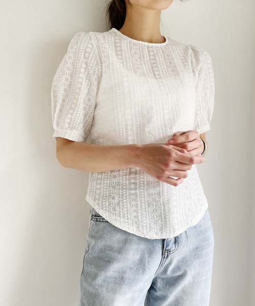 Alite cloth(アリーテクロス)の「フラワー刺繍パフスリーブTシャツライクブラウス(シャツ/ブラウス・レディース・ホワイト・FREE)」の5枚目の写真