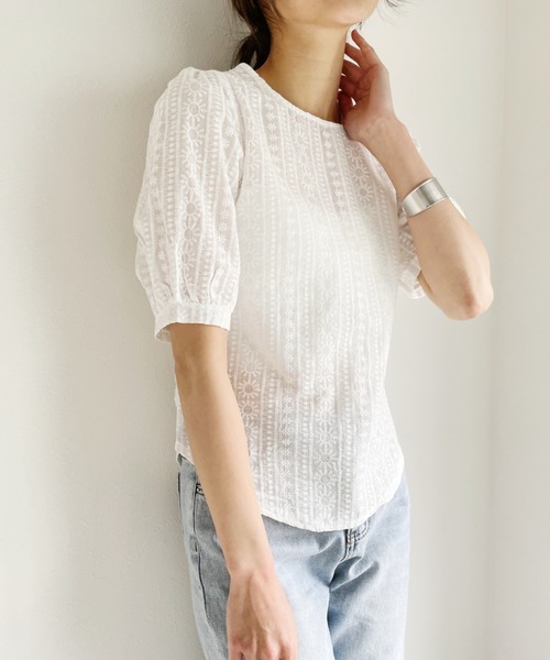 Alite cloth(アリーテクロス)の「フラワー刺繍パフスリーブTシャツライクブラウス(シャツ/ブラウス・レディース・ホワイト・FREE)」の4枚目の写真