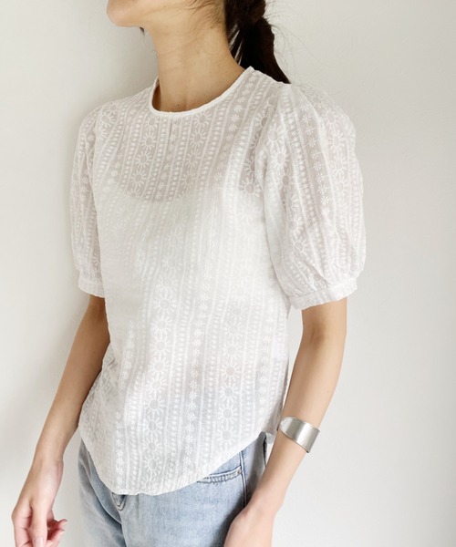 Alite cloth(アリーテクロス)の「フラワー刺繍パフスリーブTシャツライクブラウス(シャツ/ブラウス・レディース・ホワイト・FREE)」の3枚目の写真
