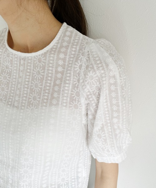 Alite cloth(アリーテクロス)の「フラワー刺繍パフスリーブTシャツライクブラウス(シャツ/ブラウス・レディース・ホワイト・FREE)」の2枚目の写真