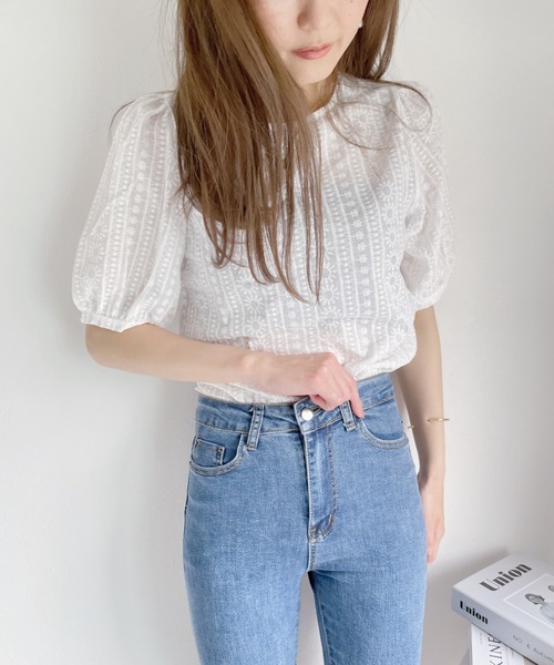Alite cloth(アリーテクロス)の「フラワー刺繍パフスリーブTシャツライクブラウス(シャツ/ブラウス・レディース・ホワイト・FREE)」の6枚目の写真