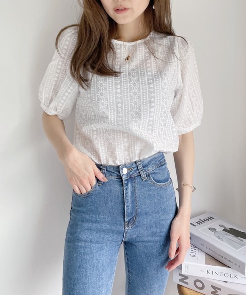 Alite cloth(アリーテクロス)の「フラワー刺繍パフスリーブTシャツライクブラウス(シャツ/ブラウス・レディース・ホワイト・FREE)」の7枚目の写真
