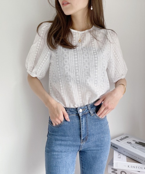 Alite cloth(アリーテクロス)の「フラワー刺繍パフスリーブTシャツライクブラウス(シャツ/ブラウス・レディース・ホワイト・FREE)」の8枚目の写真