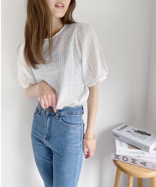 Alite cloth(アリーテクロス)の「フラワー刺繍パフスリーブTシャツライクブラウス(シャツ/ブラウス・レディース・ホワイト・FREE)」の11枚目の写真