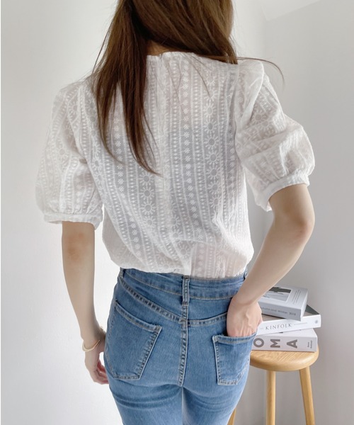 Alite cloth(アリーテクロス)の「フラワー刺繍パフスリーブTシャツライクブラウス(シャツ/ブラウス・レディース・ホワイト・FREE)」の12枚目の写真