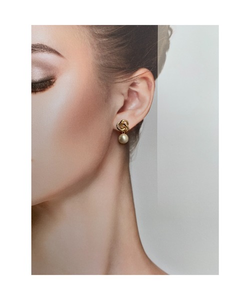 tone（トーン）の「【Mee】結び3連フープイヤリング × 大振りコットンパール(MA)（イヤリング・レディース・ゴールド・FREE）」の2枚目の写真