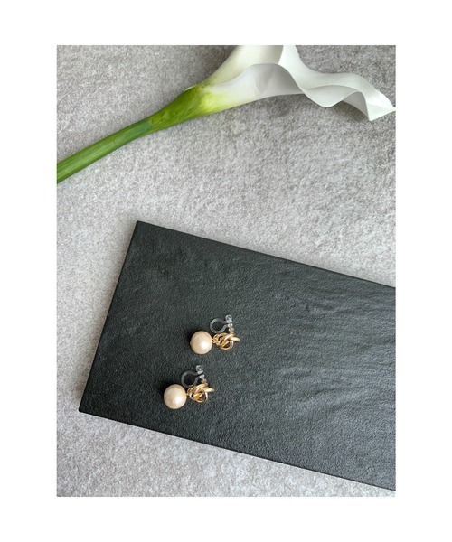 tone（トーン）の「【Mee】結び3連フープイヤリング × 大振りコットンパール(MA)（イヤリング・レディース・ゴールド・FREE）」の4枚目の写真