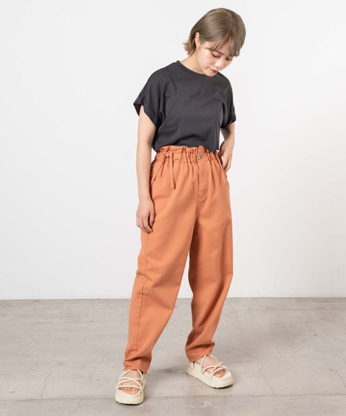 DuKKah(デュカ)の「Dukkah/【低身長向け】サス付きペーパーバッグマムパンツ(スラックス・レディース・アイボリー/オレンジ・X-SMALL)」の9枚目の写真