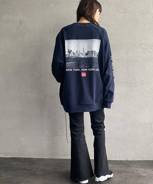 Manhattan Portage（マンハッタンポーテージ）の「[MANHATTAN PORTAGE/マンハッタンポーテージ］ 別注 バックフォトプリントスウェット トレーナー（スウェット・レディース・グレイッシュベージュ/ネイビー/ホワイト・XL/S/M/L）」の3枚目の写真