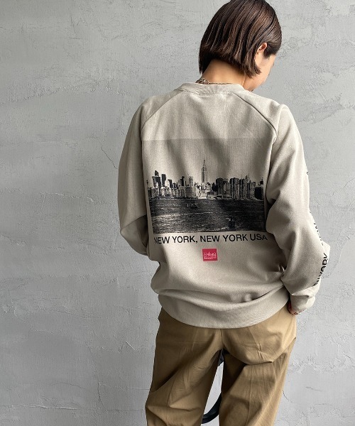 Manhattan Portage（マンハッタンポーテージ）の「[MANHATTAN PORTAGE/マンハッタンポーテージ］ 別注 バックフォトプリントスウェット トレーナー（スウェット・レディース・グレイッシュベージュ/ネイビー/ホワイト・XL/S/M/L）」の2枚目の写真