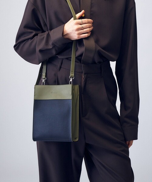 tk.TAKEO KIKUCHI(ティーケータケオキクチ)の「◆スクエアボックスショルダーバッグ(ショルダーバッグ・メンズ・ブラック系4/ベージュ系4/ブラック/ベージュ/ダークグリーン系4/ブラウン系8/ダークグリーン系8/ブラック系8/ブラック系3/ベージュ系3・00)」の4枚目の写真