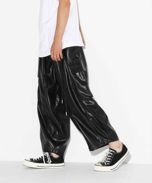 LEGENDA(レジェンダ)の「ネオレザーワイドカーゴパンツ *(カーゴパンツ・メンズ・ブラック・1/2)」の4枚目の写真