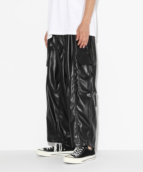 LEGENDA(レジェンダ)の「ネオレザーワイドカーゴパンツ *(カーゴパンツ・メンズ・ブラック・1/2)」の12枚目の写真