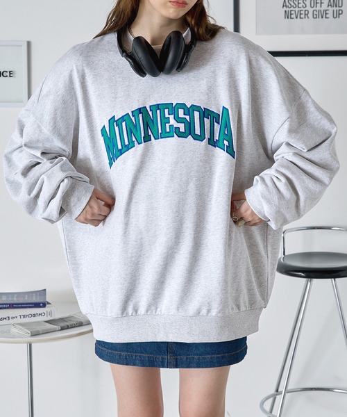 BASQUE magenta(バスクマゼンタ)の「PARAMUS MINNESOTA GEORGIA LOGO CREW NECK SWEAT SHIRTS / パラマス ミネソタ ジョージア アーチロゴ 配色刺繍 クルーネック スウェットシャツ(スウェット・レディース・ホワイト/ライトグレー/ブラック/ダークグリーン/グレー/ブルー/グリーン/ブラック系/ブルー系その他/ライトグレー系/ブラック系1/ダークグリーン系/パープル/ライトグレー系1/グレー系2/ネイビー/ダークグリーン系2/ピンク/ライトグレー系2・FREE)」の6枚目の写真