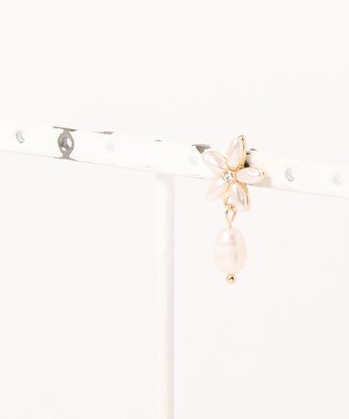 flower（フラワー）の「ドロップペタルピアス（ピアス（片耳用）・レディース・アイボリー・FREE）」の2枚目の写真
