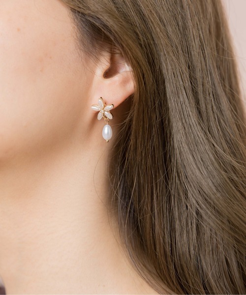 flower（フラワー）の「ドロップペタルピアス（ピアス（片耳用）・レディース・アイボリー・FREE）」の3枚目の写真