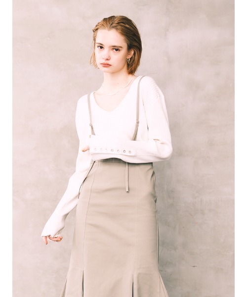 ENVYM（アンビー）の「スリーブボタンＶネックＫＮＩＴ（ニット/セーター・レディース・ホワイト/ブラック/ベージュ・FREE）」の2枚目の写真