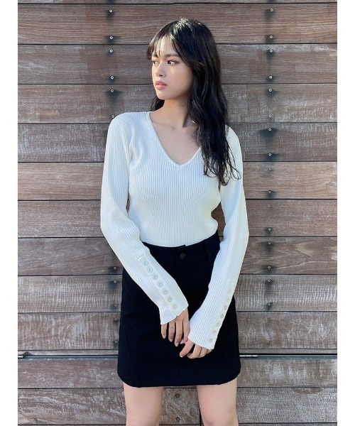 ENVYM（アンビー）の「スリーブボタンＶネックＫＮＩＴ（ニット/セーター・レディース・ホワイト/ブラック/ベージュ・FREE）」の6枚目の写真