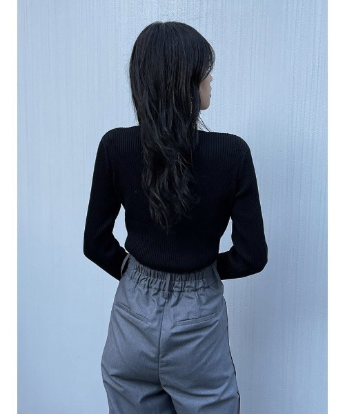 ENVYM（アンビー）の「スリーブボタンＶネックＫＮＩＴ（ニット/セーター・レディース・ホワイト/ブラック/ベージュ・FREE）」の11枚目の写真