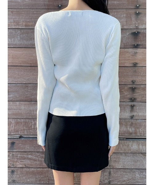 ENVYM（アンビー）の「スリーブボタンＶネックＫＮＩＴ（ニット/セーター・レディース・ホワイト/ブラック/ベージュ・FREE）」の15枚目の写真